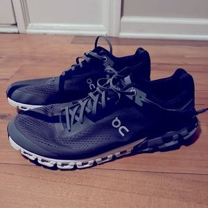 On running cloud Mens 10.5 shoes